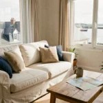 Appartement meublé lumineux à Concarneau avec vue sur le port depuis le salon, idéal pour une location à l'année