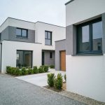 Maison neuve moderne en périphérie de Rennes avec façade épurée et jardin paysagé