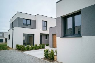 Maison neuve moderne en périphérie de Rennes avec façade épurée et jardin paysagé