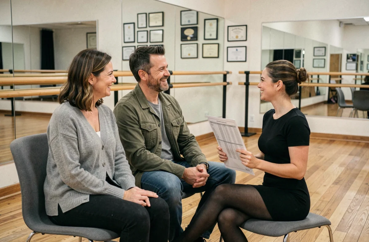 Deux parents discutant avec une professeure de danse professionnelle dans le studio Locama à La Roche-sur-Yon