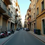 Rue résidentielle d'un quartier populaire de Montpellier avec immeubles anciens et trottoirs animés
